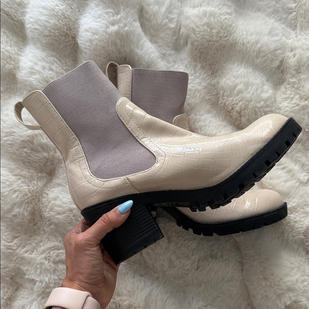 Coconuts by Matisse Stylish Cream Ankle Boots